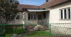 Prizemna Kuća sa Ekonomskim Dvorištem