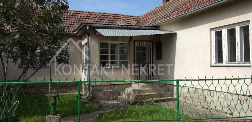 Prizemna Kuća sa Ekonomskim Dvorištem