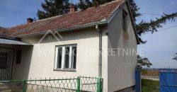 Prizemna Kuća sa Ekonomskim Dvorištem
