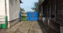 Prizemna Kuća sa Ekonomskim Dvorištem