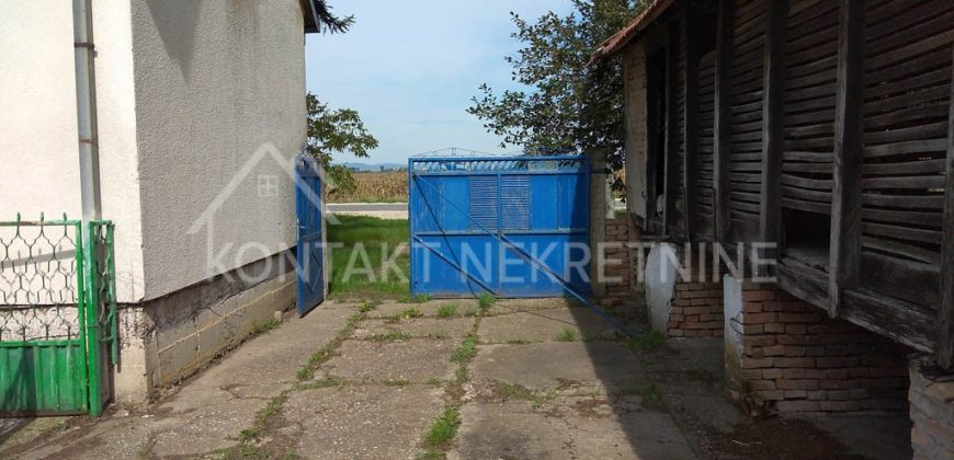 Prizemna Kuća sa Ekonomskim Dvorištem