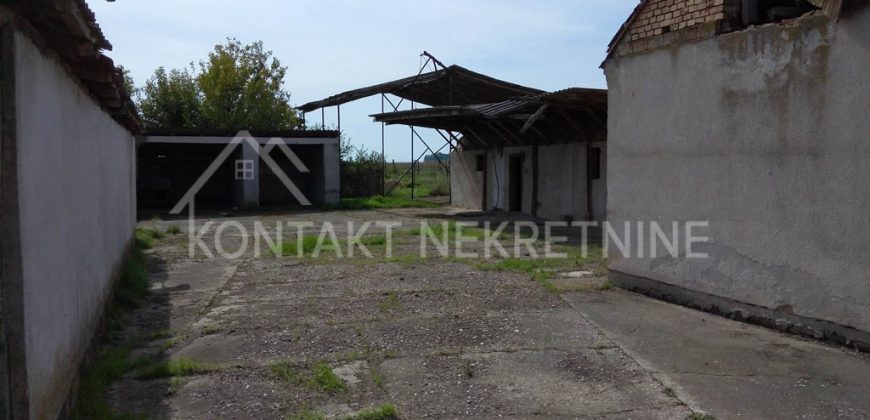 Prizemna Kuća sa Ekonomskim Dvorištem