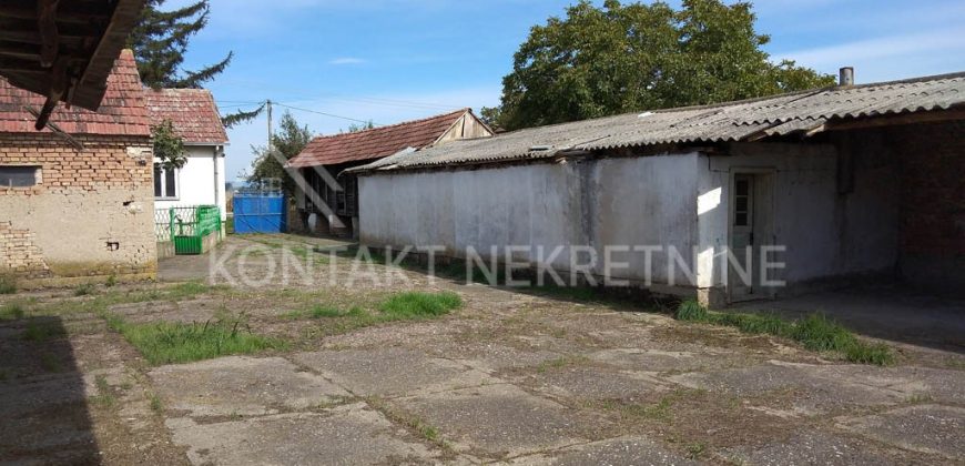 Prizemna Kuća sa Ekonomskim Dvorištem