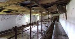 Prizemna Kuća sa Ekonomskim Dvorištem