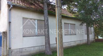 Prizemna Kuća sa Ekonomskim Dvorištem