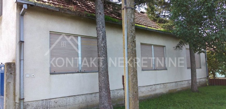 Prizemna Kuća sa Ekonomskim Dvorištem
