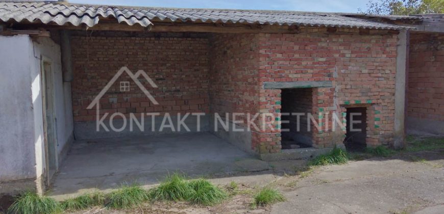 Prizemna Kuća sa Ekonomskim Dvorištem