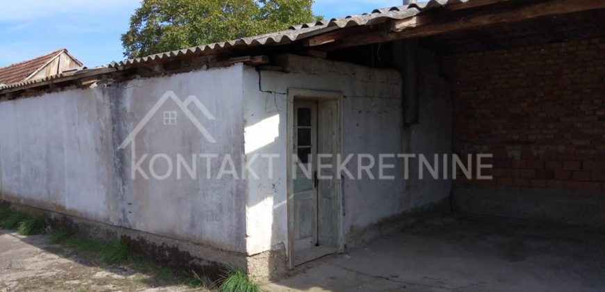 Prizemna Kuća sa Ekonomskim Dvorištem