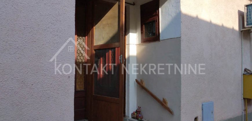 Četvorosobna Prizemna Kuća Sa Radionicom