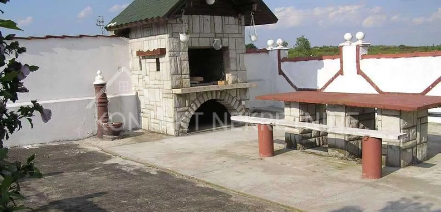 Prostrana Kuća U Istočnom Delu Rume
