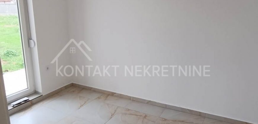 Troiposoban Stan u Prizemlju Manje Stambene Zgrade