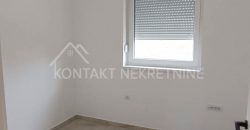 Troiposoban Stan u Prizemlju Manje Stambene Zgrade