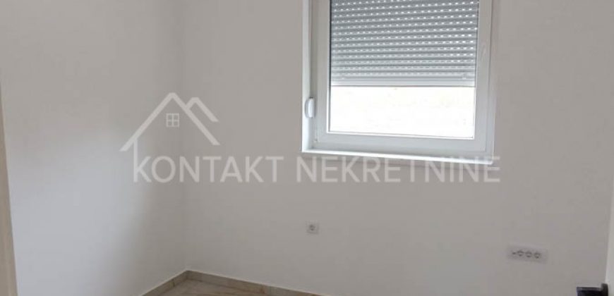Troiposoban Stan u Prizemlju Manje Stambene Zgrade