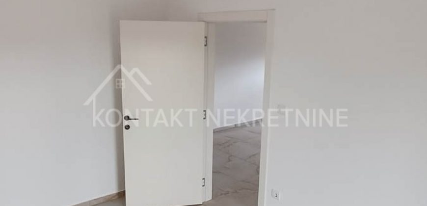 Troiposoban Stan u Prizemlju Manje Stambene Zgrade