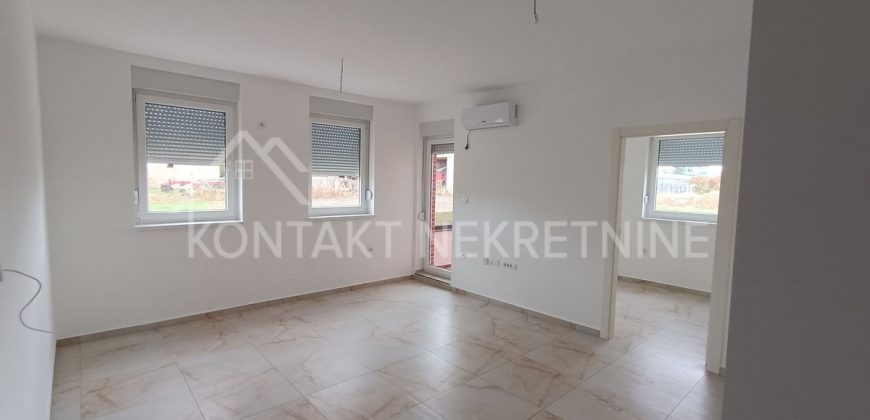Troiposoban Stan u Prizemlju Manje Stambene Zgrade
