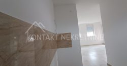Troiposoban Stan u Prizemlju Manje Stambene Zgrade