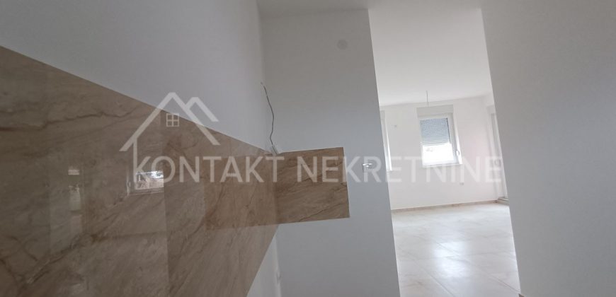 Troiposoban Stan u Prizemlju Manje Stambene Zgrade