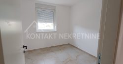 Troiposoban Stan u Prizemlju Manje Stambene Zgrade
