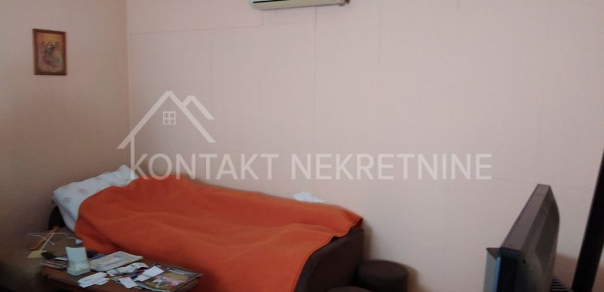 Dve Kuće u Donjim Petrovcima