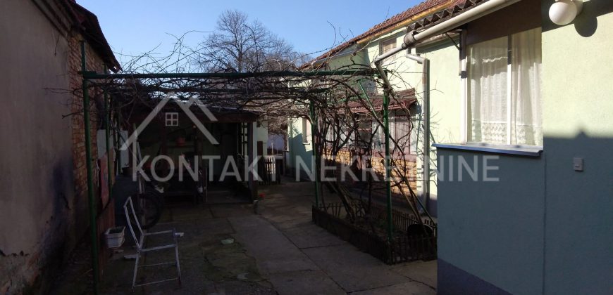 Dve Kuće u Donjim Petrovcima