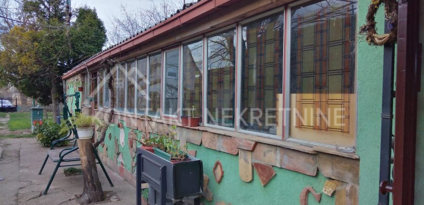 Kuća Sa Dve Stambene Jedinice