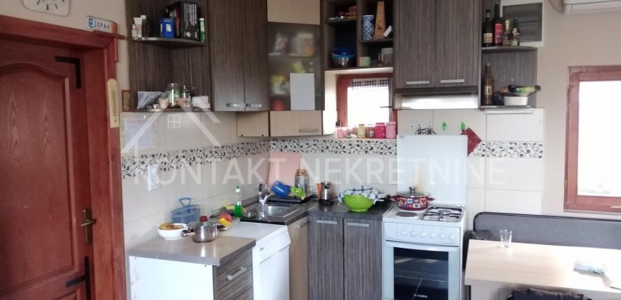 Kuća Sa Dve Stambene Jedinice