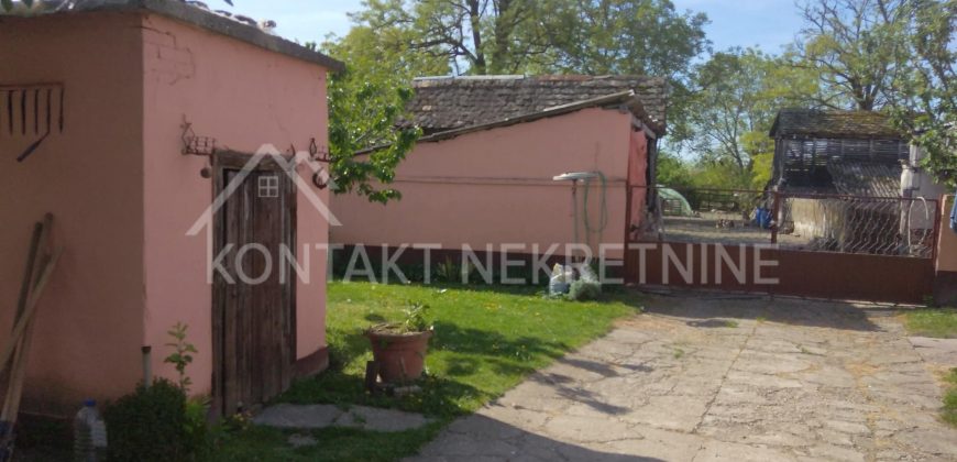 Seosko imanje u centru Buđanovaca