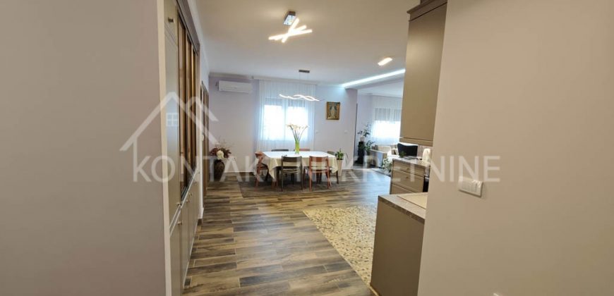 Elegantno Opremljen Trosoban Stan sa Garažnim Mestom