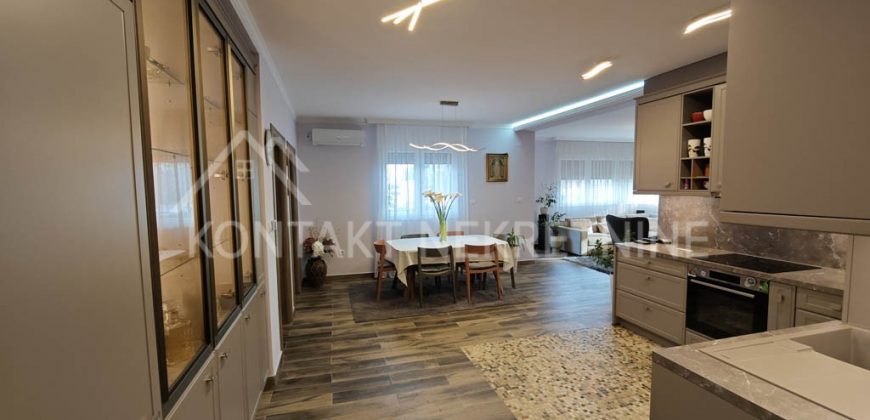 Elegantno Opremljen Trosoban Stan sa Garažnim Mestom