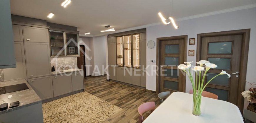 Elegantno Opremljen Trosoban Stan sa Garažnim Mestom