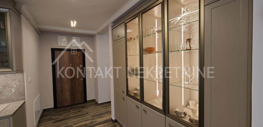 Elegantno Opremljen Trosoban Stan sa Garažnim Mestom