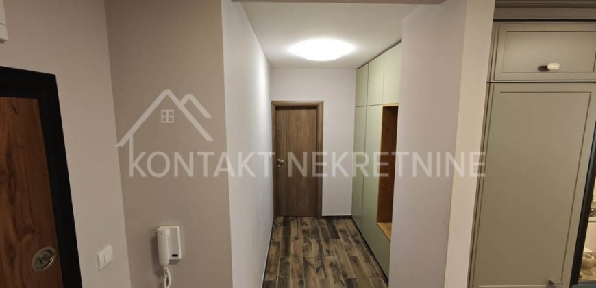 Elegantno Opremljen Trosoban Stan sa Garažnim Mestom
