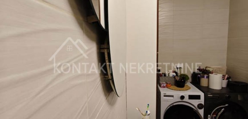 Elegantno Opremljen Trosoban Stan sa Garažnim Mestom