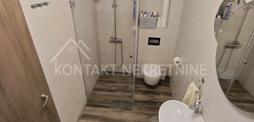 Elegantno Opremljen Trosoban Stan sa Garažnim Mestom