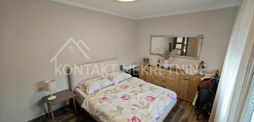 Elegantno Opremljen Trosoban Stan sa Garažnim Mestom