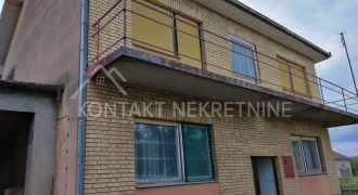 Troetažna Kuća U Platičevu
