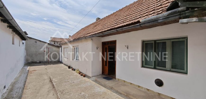 Prodaje Se Prizemna Kuća U Rumi 99m²