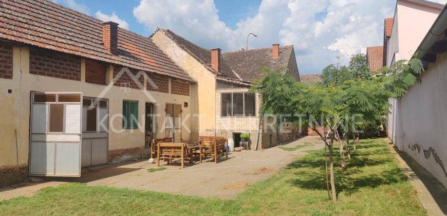 Prodaje se Prizemna Kuća U Centru Iriga!