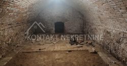 Prodaje se Prizemna Kuća U Centru Iriga!