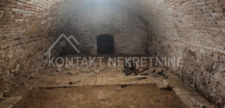 Prodaje se Prizemna Kuća U Centru Iriga!
