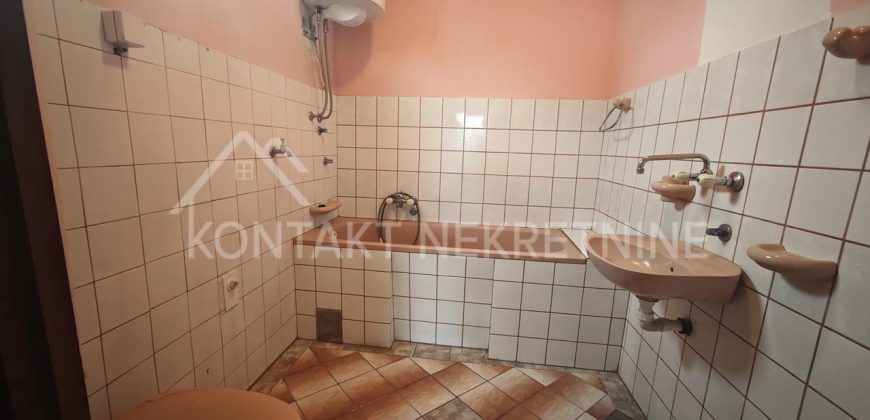 Prodaje Se Dvojna Kuća Sa Dodatnim Objektima Na 4.5a Placa