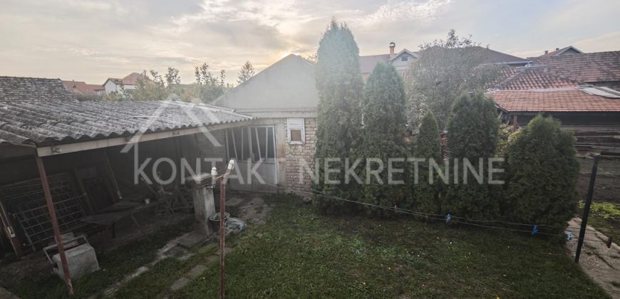 Prodaje Se Dvojna Kuća Sa Dodatnim Objektima Na 4.5a Placa