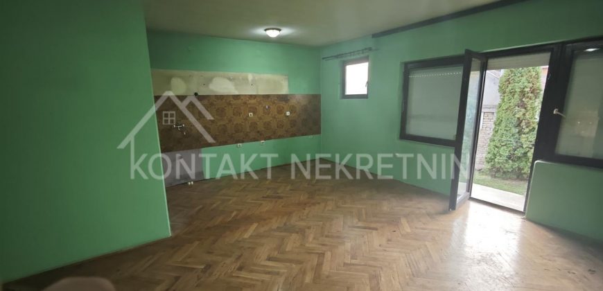 Prodaje Se Dvojna Kuća Sa Dodatnim Objektima Na 4.5a Placa