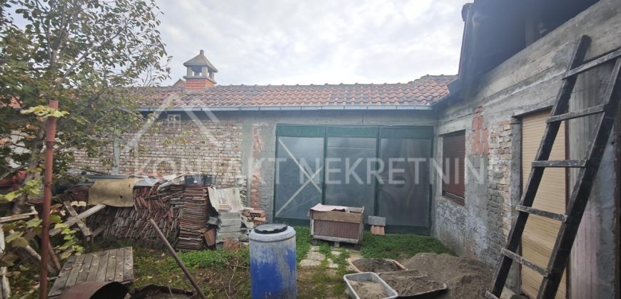 Prodaje Se Dvojna Kuća Sa Dodatnim Objektima Na 4.5a Placa