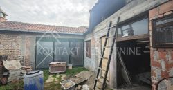 Prodaje Se Dvojna Kuća Sa Dodatnim Objektima Na 4.5a Placa