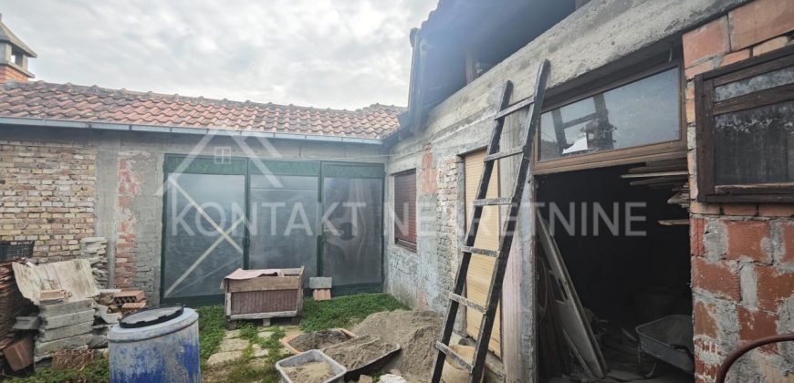Prodaje Se Dvojna Kuća Sa Dodatnim Objektima Na 4.5a Placa