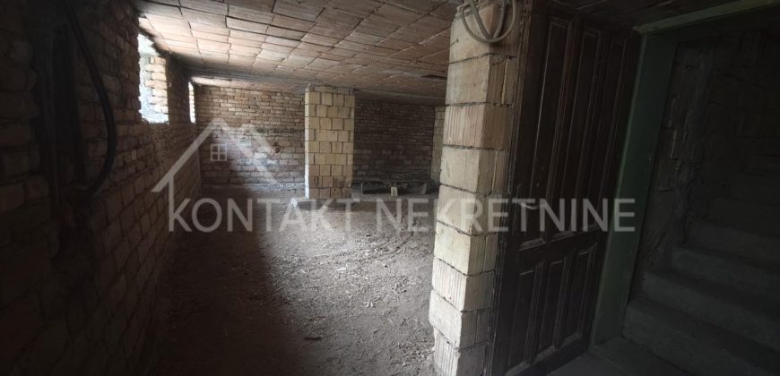 Prodaje Se Dvojna Kuća Sa Dodatnim Objektima Na 4.5a Placa
