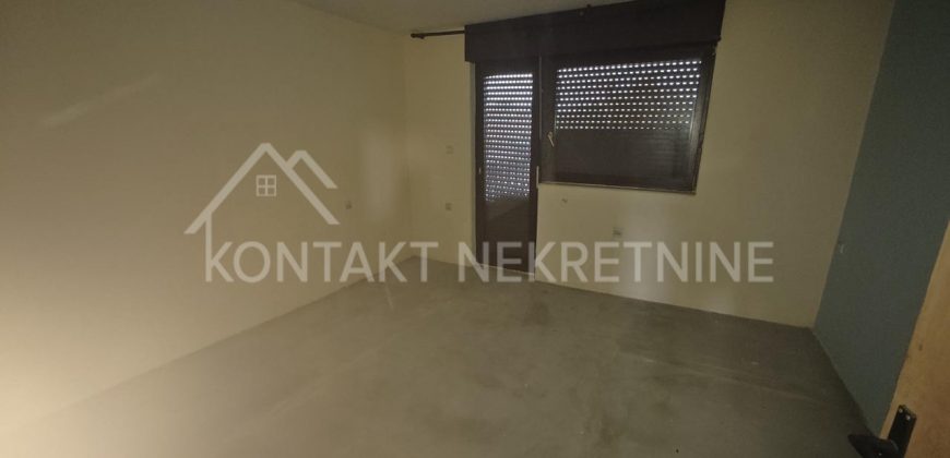 Prodaje Se Dvojna Kuća Sa Dodatnim Objektima Na 4.5a Placa