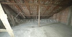 Prodaje Se Dvojna Kuća Sa Dodatnim Objektima Na 4.5a Placa