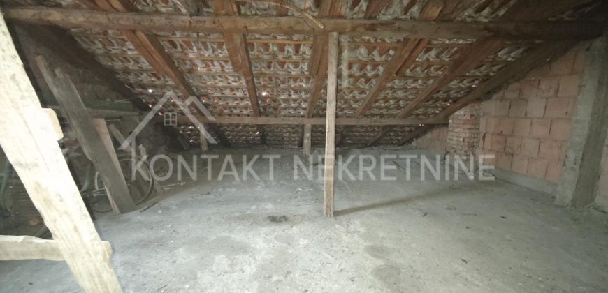 Prodaje Se Dvojna Kuća Sa Dodatnim Objektima Na 4.5a Placa